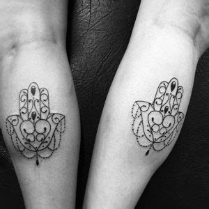 tatuaggio in mezzo al seno|Tatuaggi in mezzo al seno: nuova mania tutta femminile